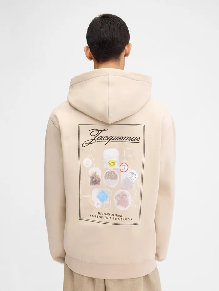 WomenMen Sweatshirts and Joggings JACQUEMUS The London Hoodie Print Tea Collection WomenMen Sweatshirts and Joggings JACQUEMUS The London Hoodie Print Tea Collection