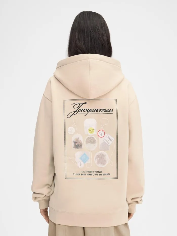 WomenMen Sweatshirts and Joggings JACQUEMUS The London Hoodie Print Tea Collection WomenMen Sweatshirts and Joggings JACQUEMUS The London Hoodie Print Tea Collection