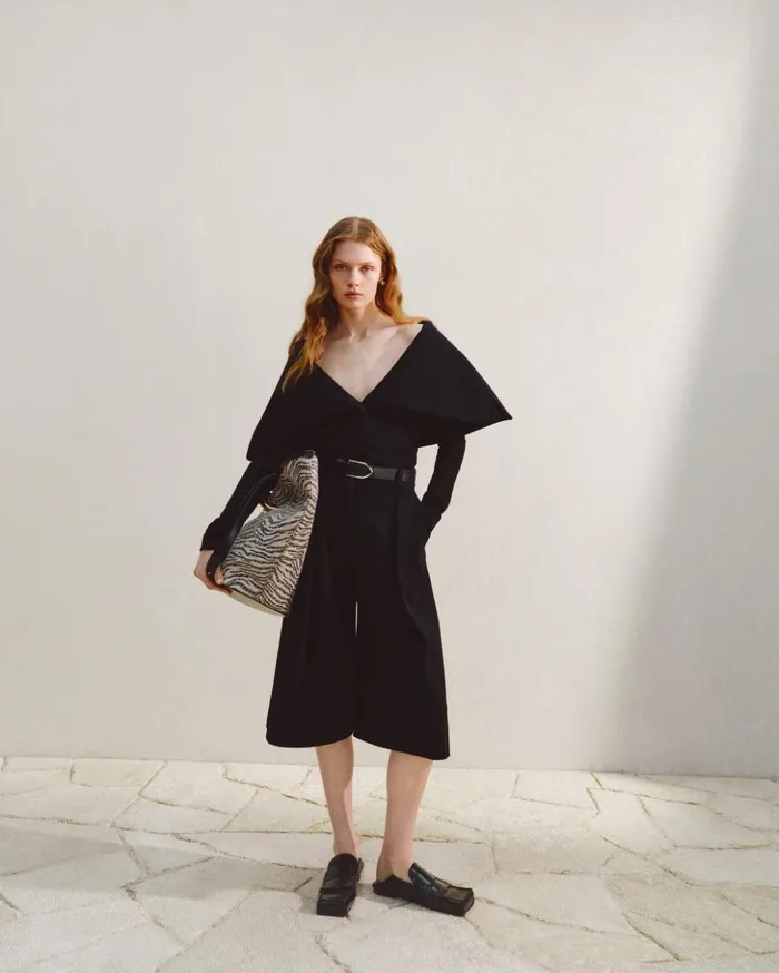 Women Trousers and Shorts JACQUEMUS The Amalfi Bermuda Shorts Black Women Trousers and Shorts JACQUEMUS The Amalfi Bermuda Shorts Black